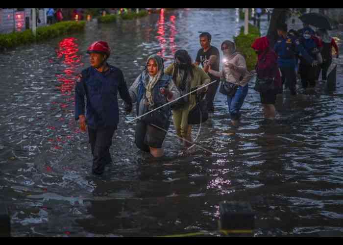 Warga melintas saat banjir di Jalan Kemang Raya, Jakarta Selatan, Selasa (4/10/2022). (Foto:  ANTARA FOTO/Galih Pradipta/tom)