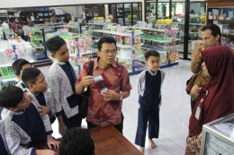 Doktor Restu Gunawan MHum kunjungan terkait Inovasi e-money di Badan Usaha Milik Sekolah bersama Kepala Sekolah Penggerak/dokumen pribadi