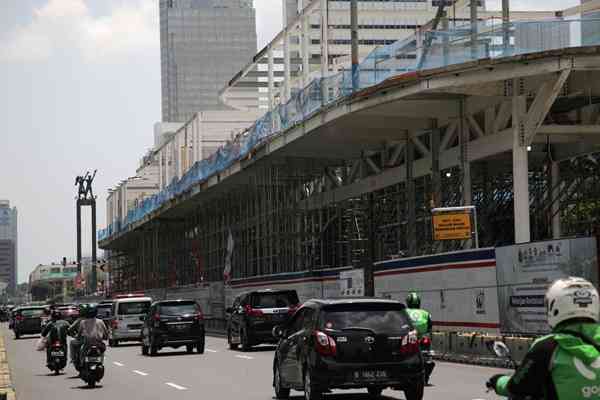 Pembangunan atau revitalisasi halte Transjakarta dengan latar Patung Selamat Datang (Sumber: Kompas/Heru Sri Kumoro melalui kompas.id) 
