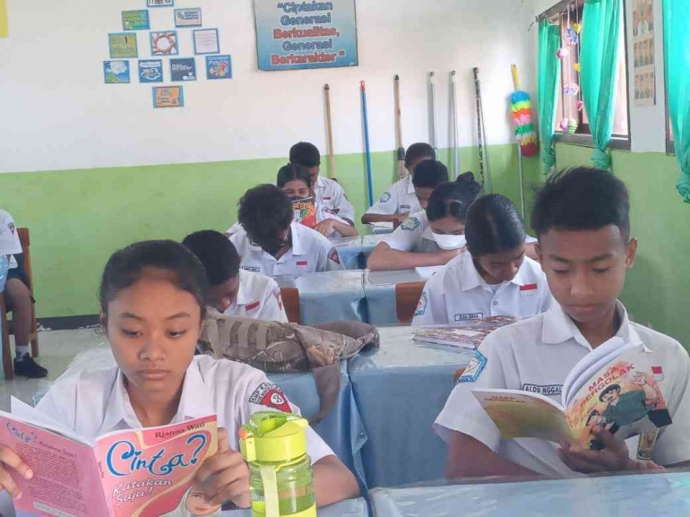 Peserta Didik SMPK Don Bosco Atambua memanfaatkan Pojok Baca Kelas saat jam literasi. Foto.dok.pri