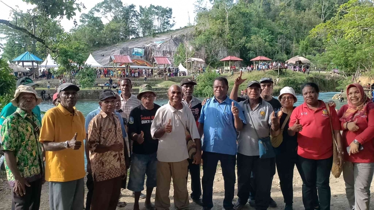 Kepala Dinas Kehutanan dan Lingkungan Hidup Provinsi Papua, Jan Jap Ormuseray, SH.MSi Bersama Ondoafi dan Kepala Suku Kampung Berap (Dok. pribadi)