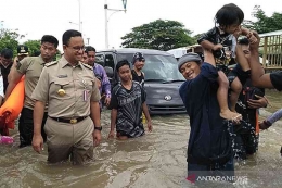 Gubernur Jakarta Anies Baswedan di tengah banjir pada Januari 2020 (Foto: Antaranews.com)