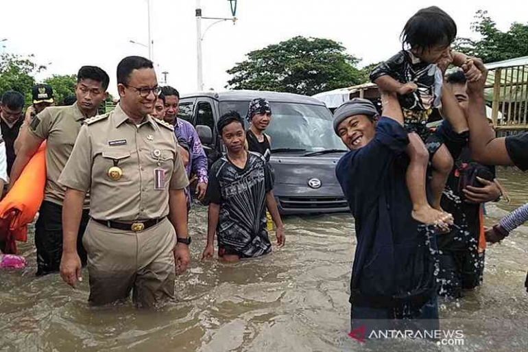 Gubernur Jakarta Anies Baswedan di tengah banjir pada Januari 2020 (Foto: Antaranews.com)