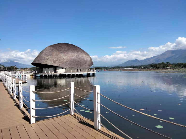 Bangunan unik diatas danau situ bagendit (Dok. Pribadi)