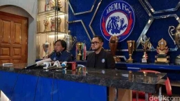 Tampak Presiden Arema FC, Gilang Widya sedang mengadakan konferensi pers usai insiden di Stadion Kanjuruhan (sumber: sport.detik.com/Afif)