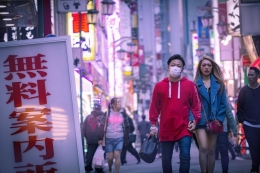 Ilustrasi seorang pria yang sedang berjalan di Harajuku mengenakan masker. (sumber: PIXABAY.com/UKI EIRI via kompas.com)