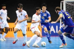 Rio Pangestu berhadapan dengan Arthur Oliveira di babak 8 besar Piala Asia Futsal 2022 | gambar: bola.net