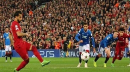 Mohamed Salah mengeksekusi penalti ke gawang Rangers di Liga Champions: Nigel Roddis / AFP via tribunnews.com
