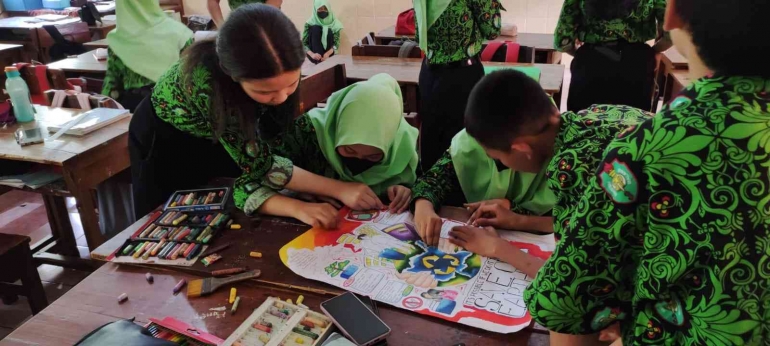 Membuat poster bertema 4R, dokumentasi pribadi Fabi