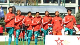 Timnas sepak bola amputasi Indonesia menyanyikan Indonesia Raya di Piala Dunia Amputasi 2022. FOTO: Antara/Dharma Wijayanto via VOI