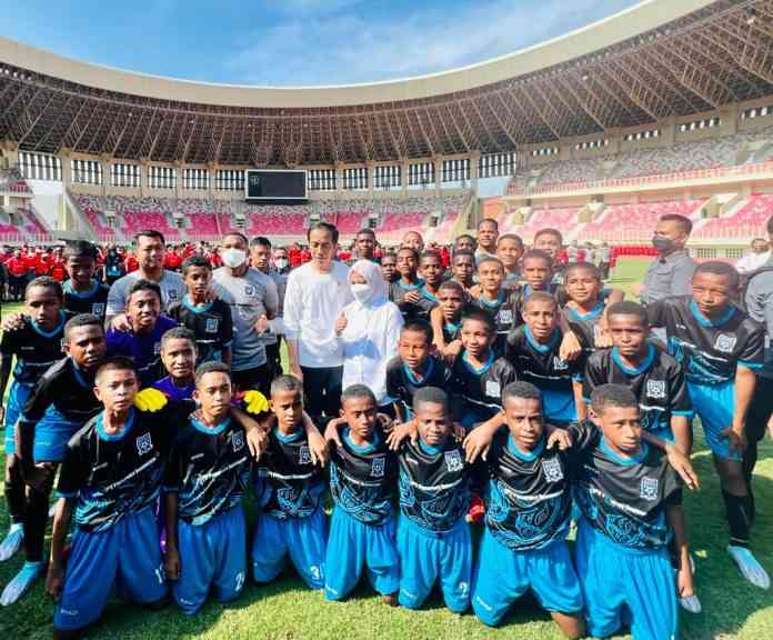 Presiden Jokowi dan Ibu Iriana bersama anak-anak dari Papua Football Academy. (Sumber: Suara Pemerintah oleh Jalaludin Rummi)