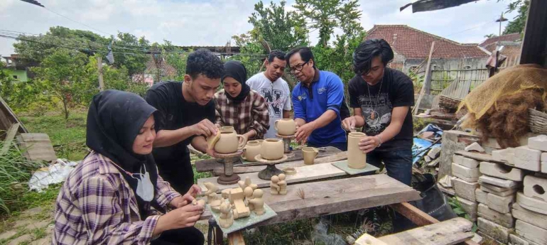 Proses penghalusan hasil mencetak karya keramik stoneware oleh mahasiswa seni rupa dalam program PKM LPPM UM 2022 yang dipelopori Prof. Dr. Ponimin (Dokpri)