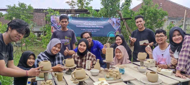 Mahasiswa seni rupa UM berproses dalam kegiatan kemitraan masyarakat di sentra Sumbersekar Dau Malang (Dokpri)