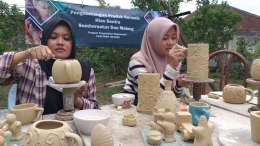 Mahasiswa Seni Rupa FS UM menyempurnakan bentuk karya keramik hasil cetakan teknik tuang, kegiatan Pengabdian kreatiif bersama Prof. Dr. Ponimin (Dokpri)