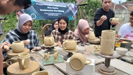 Mahasiswa bersama Prof. Ponimin Sebagai pembimbingnya menunjukan hasil keramik hias sovenir kegiatan kreatif program kemitraaan masyarakat LPPM UM (Dokpri)