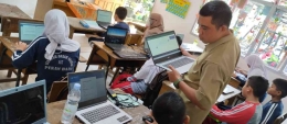 Pengadaan laptop secara mandiri oleh sekolah bekerjasama dengan orangtua wali murid (Dokpri/Akbar Pitopang)