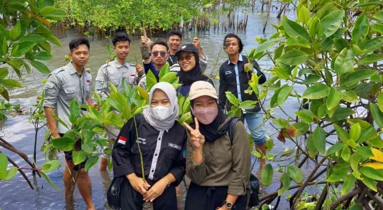 Lestarikan Ekosistem Mangrove, Mahasiswa Geografi UMP Tanam Bibit di Pantai Baros (Dokpri)