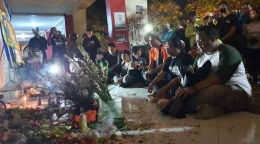 Tampak rombongan Bonek sedang berdoa bersama di pintu 13 Stadion Kanjuruhan Malang (sumber: bola.com/Aditya Wany)