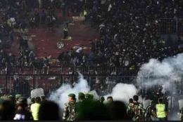 Ilustrasi gas air mata di stadium Kanjuruhan. Sumber: Kompas.com