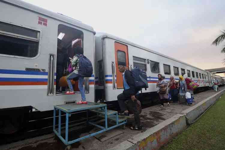 Suasana penumpang saat naik kereta api. Gambar dari : Ayo Semarang-Ayo Indonesia.com