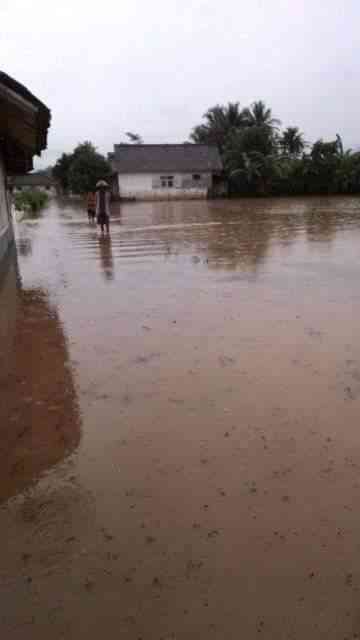 Keterangan Gambar: Air Menggenang di Kecamatan Karangnunggal ,hingga rumah warga tergenang (docpri).
