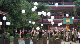 Pelepasan Balon oleh Pengurus OSIS SMP Xaverius 1 Palembang. Dok. FB SMP Xaverius 1 Palembang