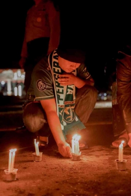 DOKUMENTASI ULTRAS NGADA. Doa Bersama dan Aksi Seribu Lilin di Lapangan Kartini, Kota Bajawa, Kabupaten Ngada, Flores, NTT, Selasa 4 Oktober 2022.