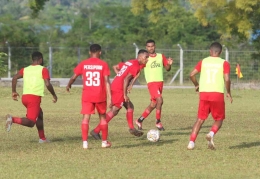 Para pemain Persipura Jayapura saat mengikuti sesi latihan terakhir di Kota Biak, Papua, Rabu (5/10/2022) | Media Officer Persipura