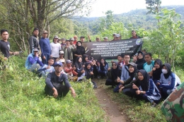 Penanaman bibit pohon di hutan bersama masyarakat Dusun Wonorejo, Desa Resapombo, dan pihak lain yang mendukung kegiatan ini. Dokpri