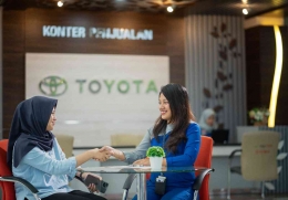 Konter penjualan mobil Toyota. Sumber: kalla.co.id