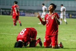 Pemain Timnas Indonesia U-17 tampak melakukan sujud untuk merayakan gol (sumber: sport.detik.com/Muhammad Robbani)