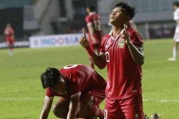 Mohammad Nabil Asyura (kanan) merayakan kemenangan dengan sujud syukur di lapangan (bola.net)
