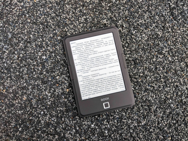 Ilustrasi membaca buku digital. Sumber: Pexels.