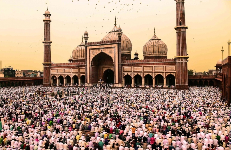 Foto oleh Chattrapal (Shitij)  Singh: https://www.pexels.com/id-id/foto/kerumunan-orang-berkumpul-di-dekat-masjid-jama-delhi-2989625/