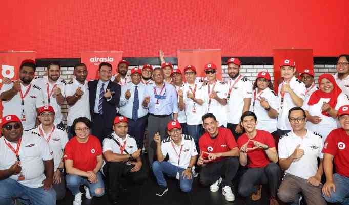 Taksi Online AirAsia Resmi Mengaspal di Malaysia dan Nopember di Bali Driver Digaji hingga Rp26 Juta!: sumber okezone/ekonomi