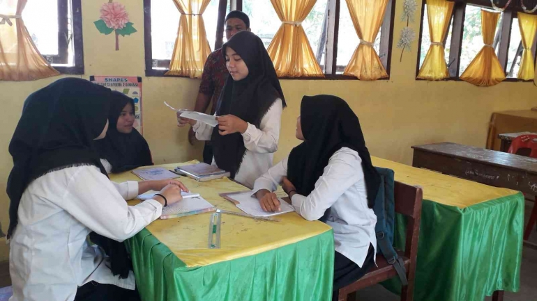 Suasana belajar kelompok saat peserta didik presentasi