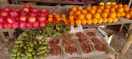 Apel dan jeruk impor dijejer bersama produk non buah di lapak pinggir jalan Kota Soe, TTS, NTT (Dokumentasi pribadi)