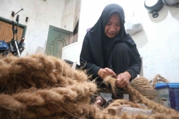 Salah satu proses produksi pot sabut kelapa di Blitar. - Dok. Mochammad Luki Azhari.