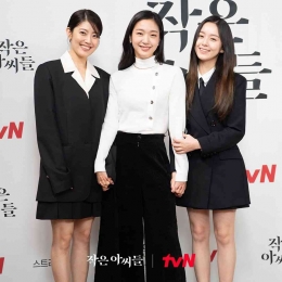 Ketiga pemeran utama dalam drakor Little Women. Nam Ji-Hyun (kiri), Kim Go-Eun (tengah), dan Park Ji-Hu (kanan) (tvN)