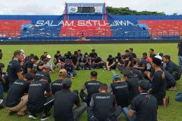 Pelatih dan pemain Arema FC, memanjatkan doa bersama di tengah stadion Kanjuruhan, Malang  Senin, (3/10/2022) (Foto: Kompas.com)