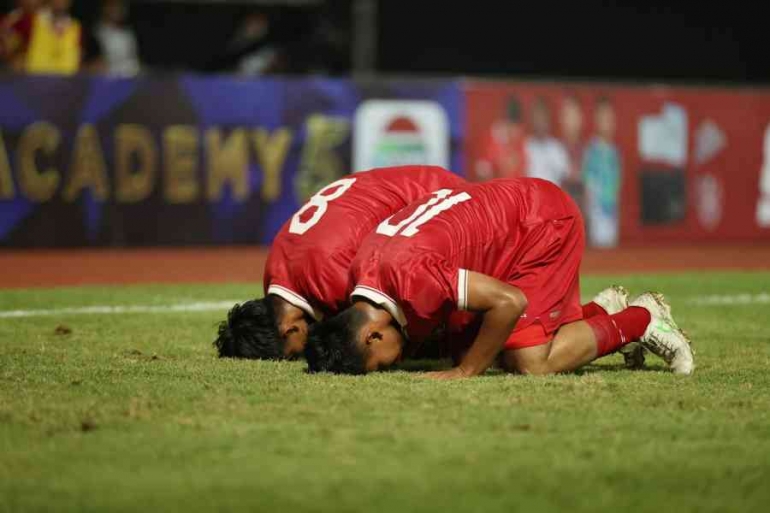 Arkhan Kaka nomor punggung 8 bersujud mensyukuri gol kemenangan untuk Timnas Garuda Asia (Foto PSSI). 
