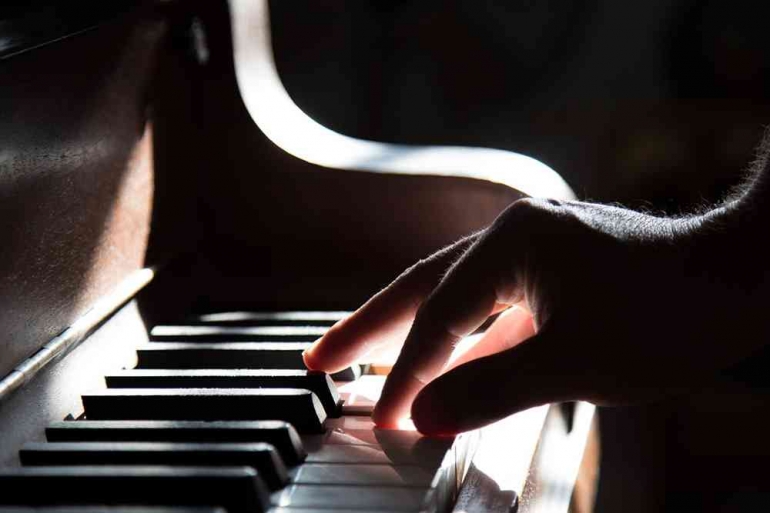 Ilustrasi gambar by Kibrispdr. Seseorang yang sedang memainkan piano