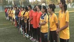 Pemain wanita hoki sedang berbaris di Jammu dan Kashmir. | Sumber: vietnamtimes.org.vn/ANI