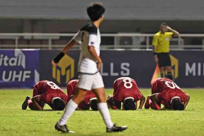 Para pemain Timnas Indonesia sujud syukur usai cetak gol ke gawang Guam (sumber: republika.co.id)