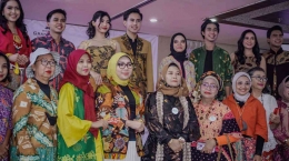 Prof Indira (tengah depan) bersama peserta Hari Batik Nasional (foto dok Sahabat Lansia/Nur Terbit)
