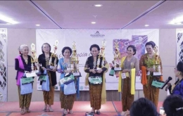 Para pemenang lomba Hari Batik Nasional (foto dok : Nur Terbit)