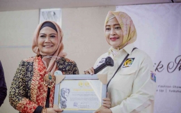 Penghargaan kepada Sahabat Lansia Indonesia diserahkan anggota DPD RI Hj. Fahira Idris, SE, MH (kanan) diterima Prof Indira - dok Nur Terbit 