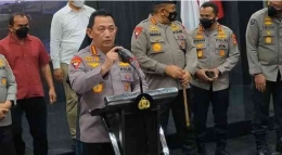 Kapolri Jenderal Pol. Listyo Sigit Prabowo di Mapolres Malang, saat mengumumkan 6 tersangka kerusuhan suporter (foto:liputan6.com/Zainul Arifin)