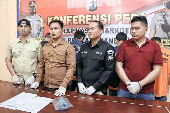 Foto : Personel Satres Narkoba Polres Labuhanbatu memaparkan penangkapan tersangka berkaitan narkoba. (Foto/Dok Polres)