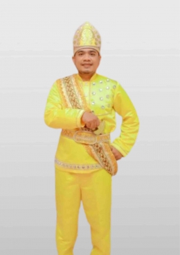 Pakaian Payunga berwarna kuning emas digunakan pria Gorontalo